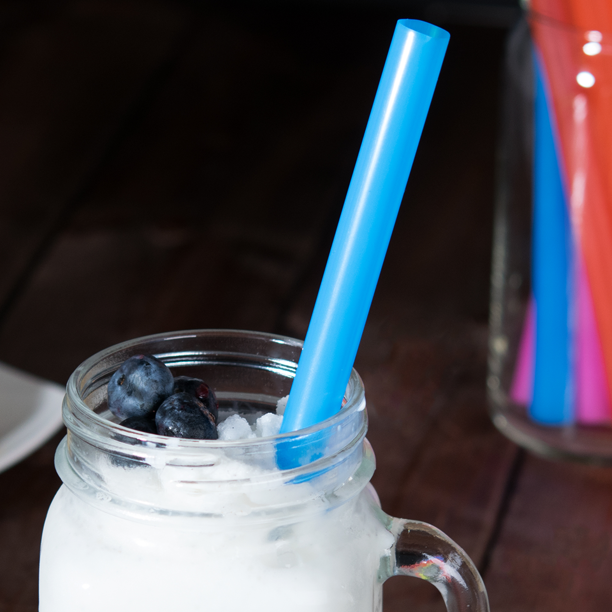Синяя колоссальная соломка в ванильном молочном коктейле с черникой