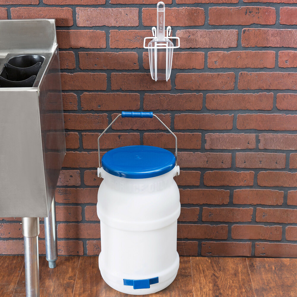 Choice 5 Gallon Polypropylene Ice Tote Kit with 12 oz. Scoop, Scoop