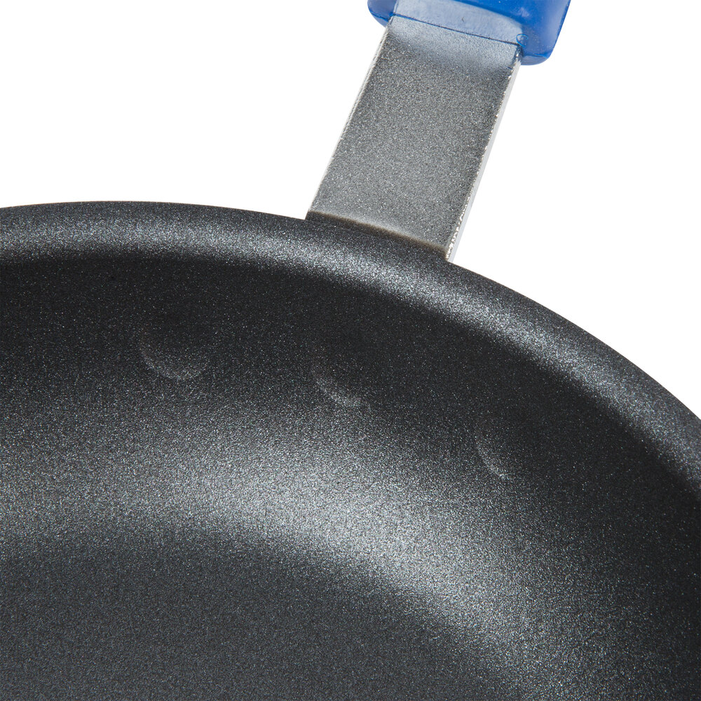 Rivetless handle on a fry pan