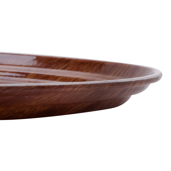 A close-up of a Country Oak Cambro Camtray with a brown rim.