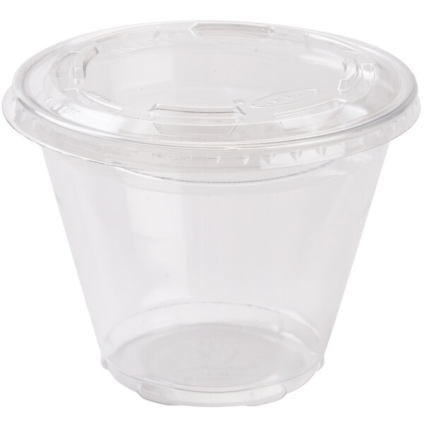 A clear plastic Squat Parfait container with a clear plastic Fabri-Kal insert and flat lid.