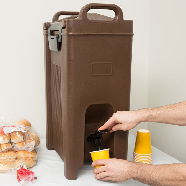 Cambro Camtainer Withstands Freezing Temperatures to Keep Coffee Hot - the  CAMBRO blog
