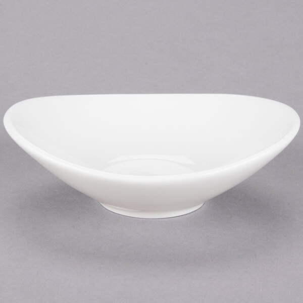 A Tuxton Napa Alumatux white fruit bowl with a small rim.