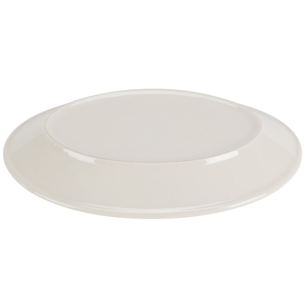A white plate with a round edge and a green border.