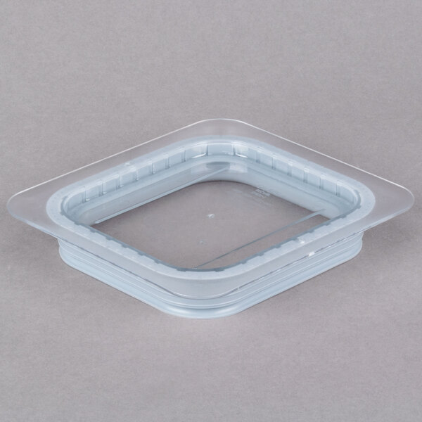 A clear plastic Cambro container with a clear polycarbonate lid.