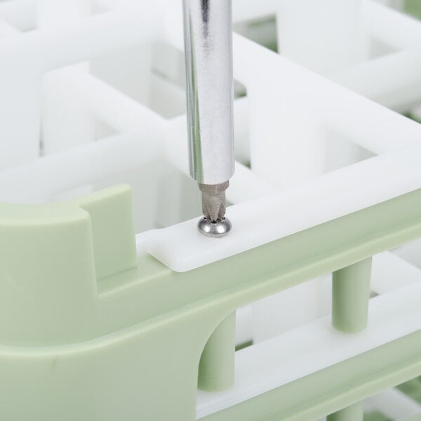 A metal screw used to fix Vollrath glass racks.