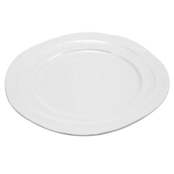 A close-up of a white Elite Global Solutions Della Terra melamine plate with a curved edge.