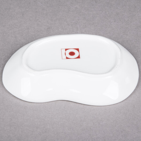 A bright white elliptical porcelain plate with a red circle and the word "oi" in the center.