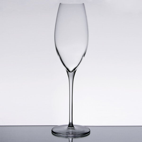 A close-up of a clear Libbey Rivere wine flute.