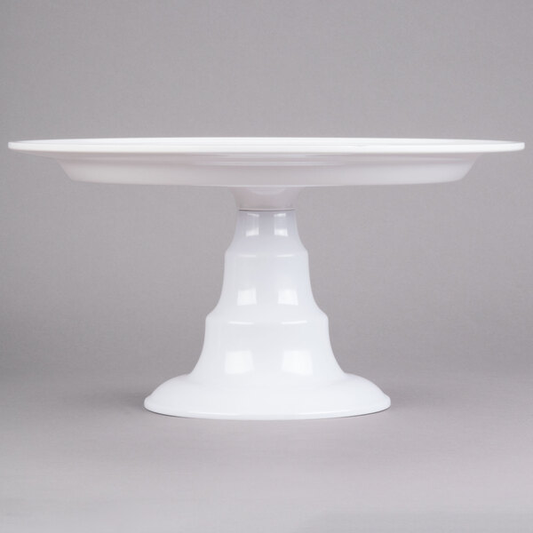An Elite Global Solutions white melamine cake stand on a pedestal base.