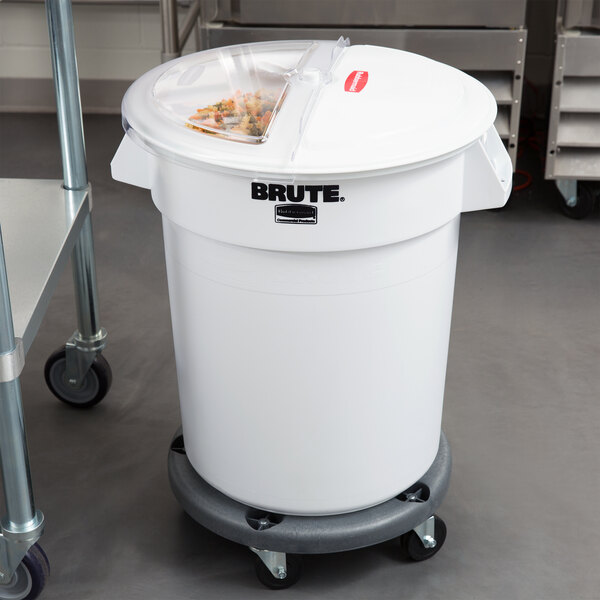 Rubbermaid Brute 20 Gallon Ing Storage Bin And Dolly Kit With 3 Cup Measuring Scoop