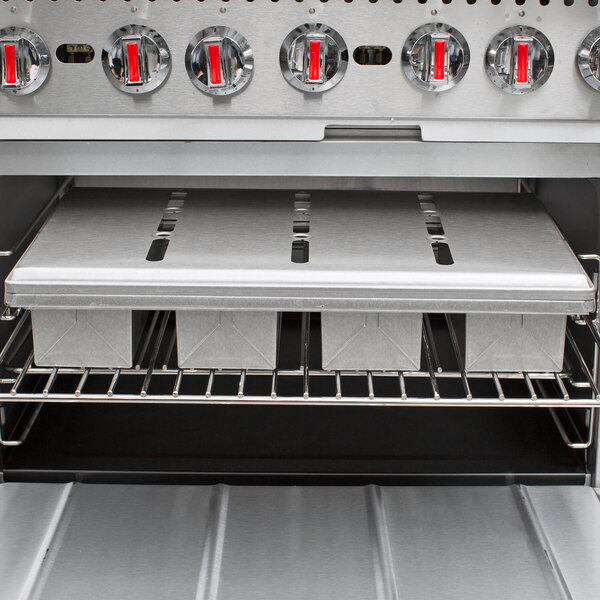 The aluminized steel nested cover for a Chicago Metallic Pullman pan.