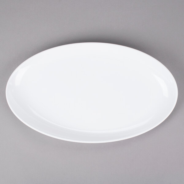 A white oval GET Osslo melamine platter with a white rim.