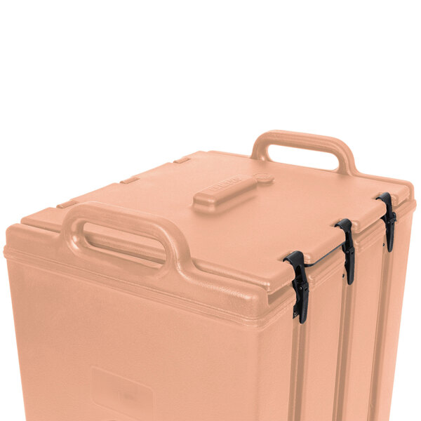 The tan plastic lid for a Cambro Camtainer with a vent and gasket.