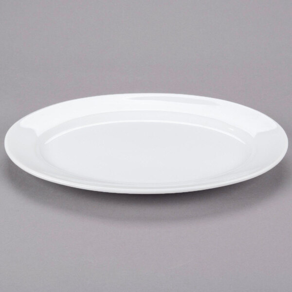 A close up of a Libbey aluma white porcelain platter with a rim on a gray surface.