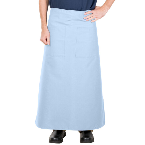 A person wearing a light blue Intedge bistro apron with two pockets.