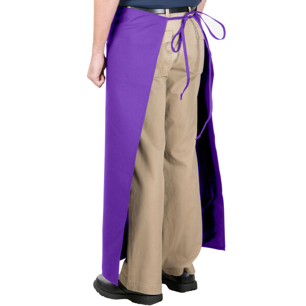 A person wearing a purple Intedge bistro apron.
