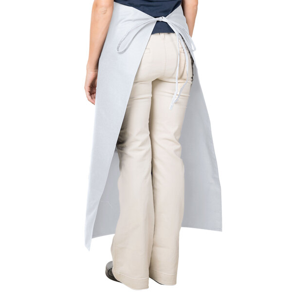 A woman wearing a long gray Intedge bistro apron with pockets.