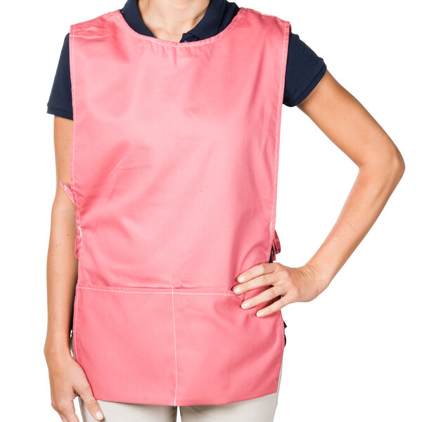 A woman wearing a mauve Intedge cobbler apron with 2 pockets.