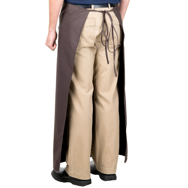 A man wearing a brown Intedge bistro apron with tan pockets.