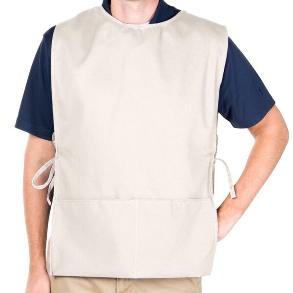 A man wearing an ivory Intedge cobbler apron.