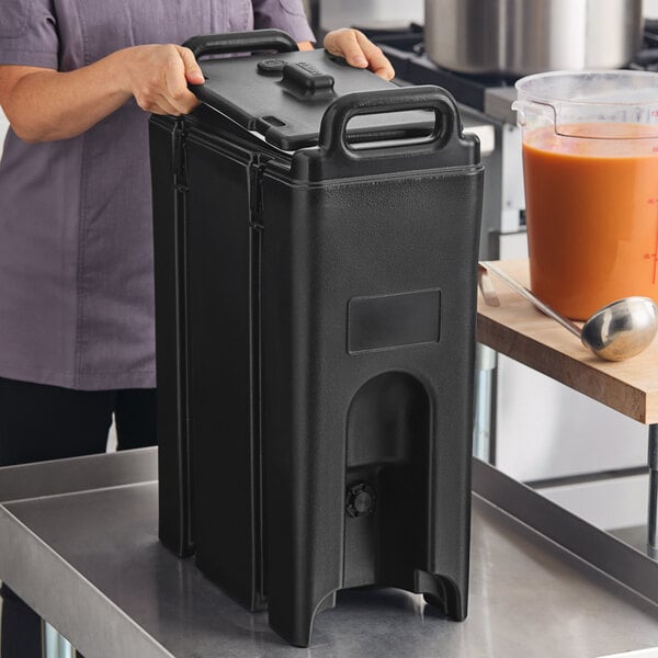 Cambro 500LCDPL110 Camtainers® 4.75 Gallon Black Insulated Soup Carrier