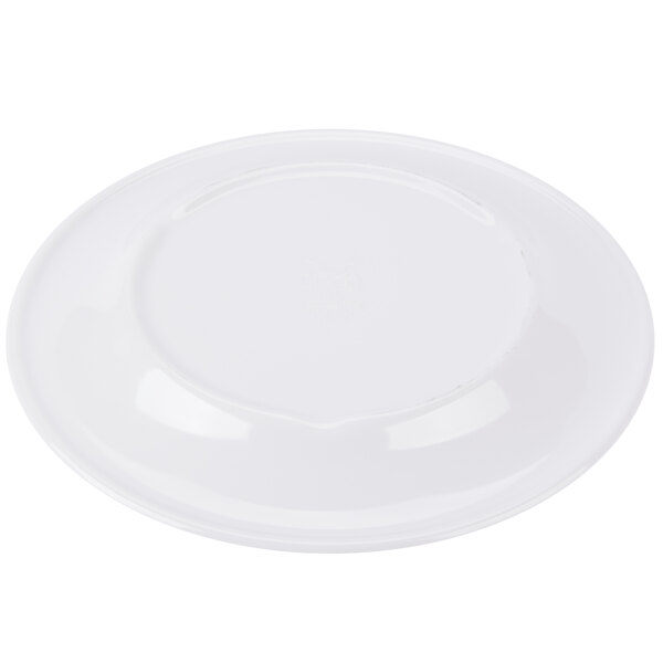 A Kanello white melamine plate with a wide round edge with a Kanello blue edge.