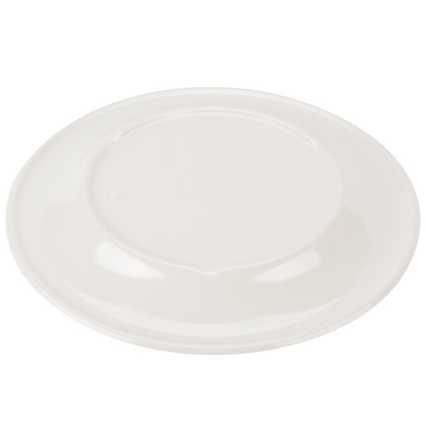 A white Kanello melamine plate with a round edge and a Kanello green rim.