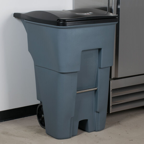 Rubbermaid 122 Litre Brute Bin And Accessories