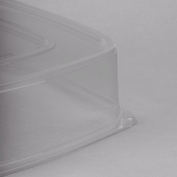 A clear plastic container with a clear lid on it.