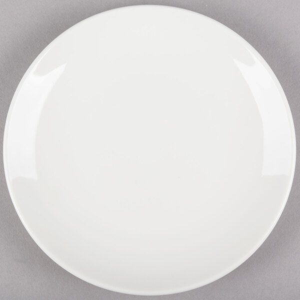 A Tuxton Venice ivory china plate with a white rim.