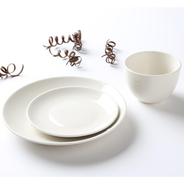 A Tuxton Venice ivory coupe plate with a white background.