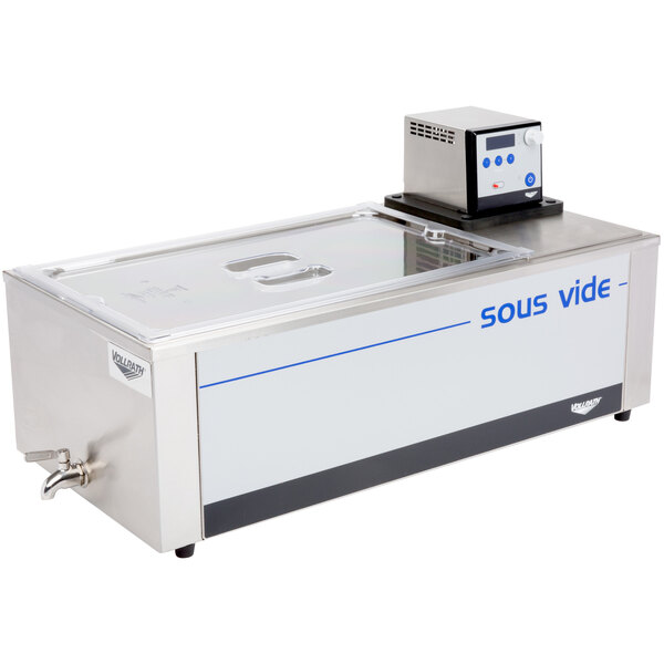 A Vollrath sous vide immersion head with a glass lid.