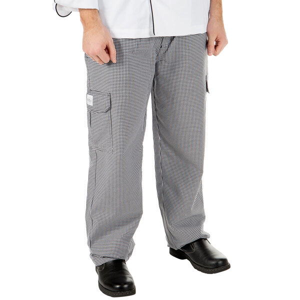 A person wearing Mercer Culinary unisex houndstooth cargo chef pants with a pocket.