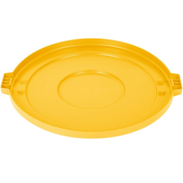 A yellow plastic lid for a Carlisle 55 gallon round trash can.