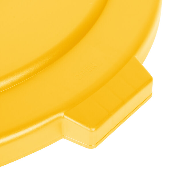 A close up of a yellow Carlisle Bronco lid with a handle.