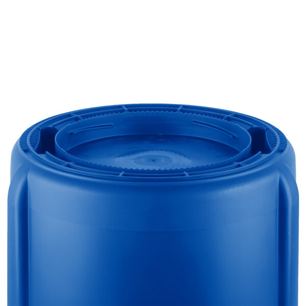 A blue Rubbermaid Brute recycling can with a lid.