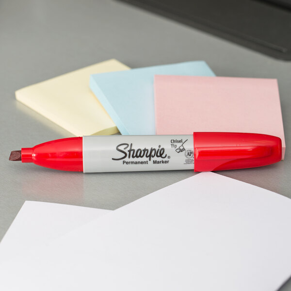 A Sharpie 38202 red chisel tip permanent marker on a table.