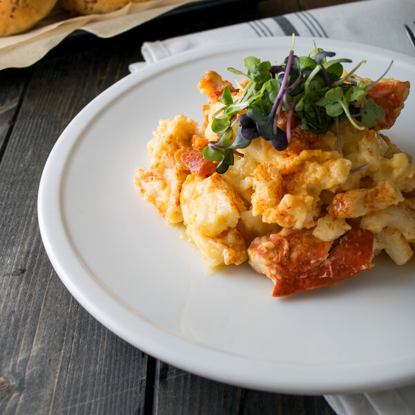 A Libbey Alpine White porcelain coupe plate with macaroni and cheese on it.