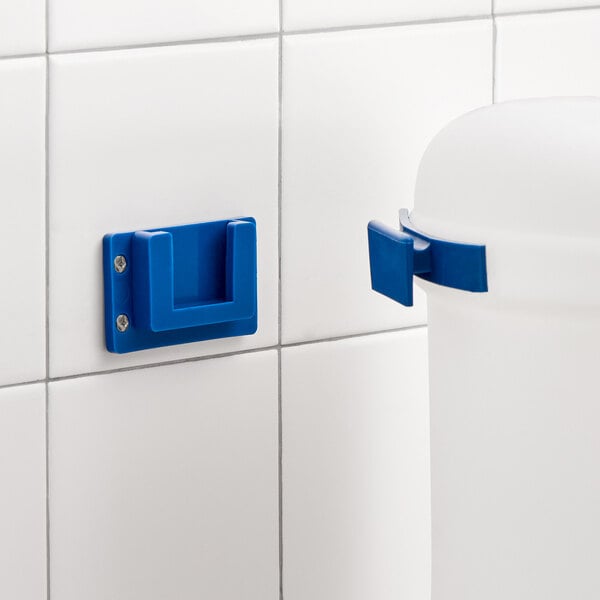 A white 5-gallon polypropylene ice tote with a blue lid, blue scoop holder, and blue wall-mounted bracket.