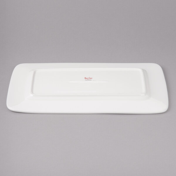 A white rectangular plate with red writing on it.