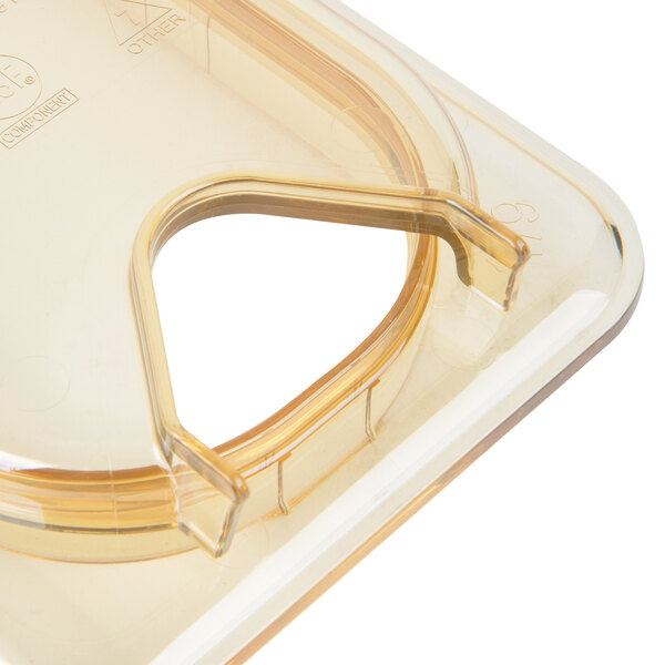 A clear plastic container with a Carlisle amber high heat hinged lid with one notch.