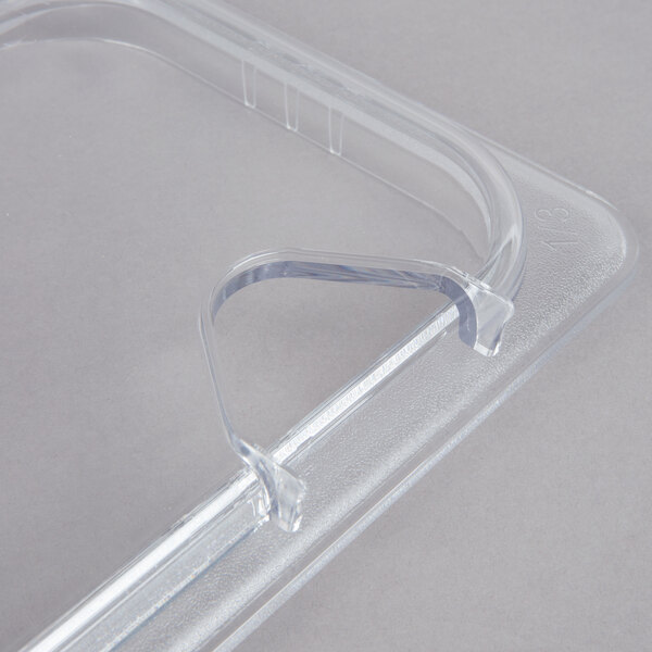 A clear plastic Carlisle hinged lid with two notches.