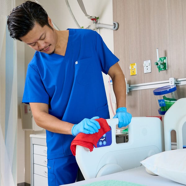 Rubbermaid® HYGEN™ r-40 16" x 16" Red Recycled Microfiber Cloth 1820581 - 24/Case