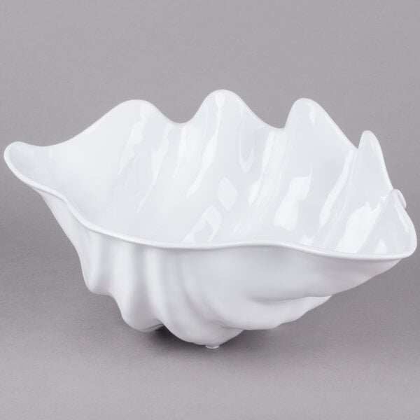 5 Qt. White Shell Shaped Plastic Bowl 19