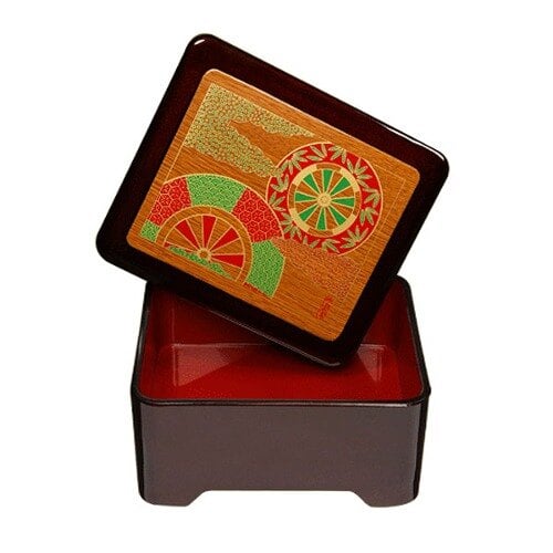 A black and red two-tone wooden Don Jyu box with a cover.