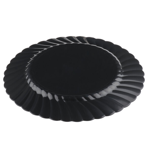 A WNA Comet Classicware EcoSense black plastic plate with a scalloped edge.