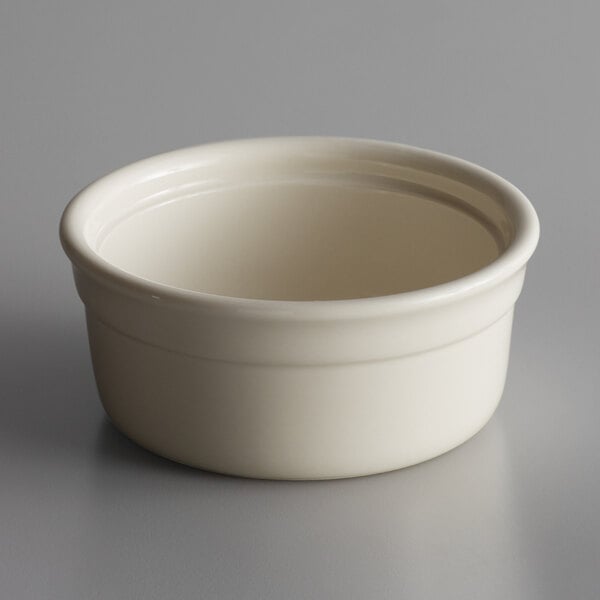 A Libbey Casablanca porcelain pot pie dish with white background.