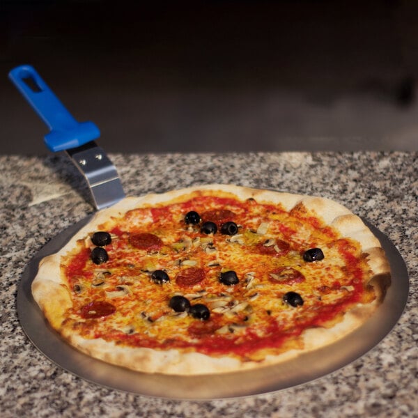 A pizza with olives and pepperoni on a GI Metal aluminum pizza tray with a polymer handle.