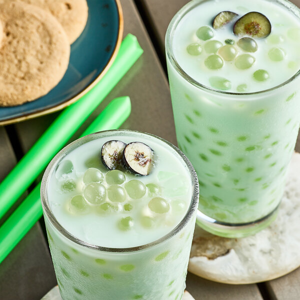 A glass of bubble tea with Bossen Lychee Bursting Boba in it.